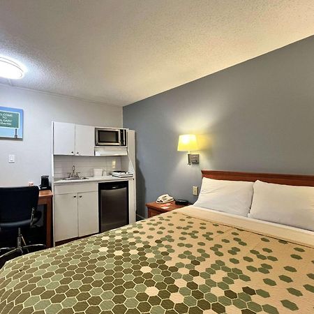 Econo Lodge Motel Village YYC Exteriör bild