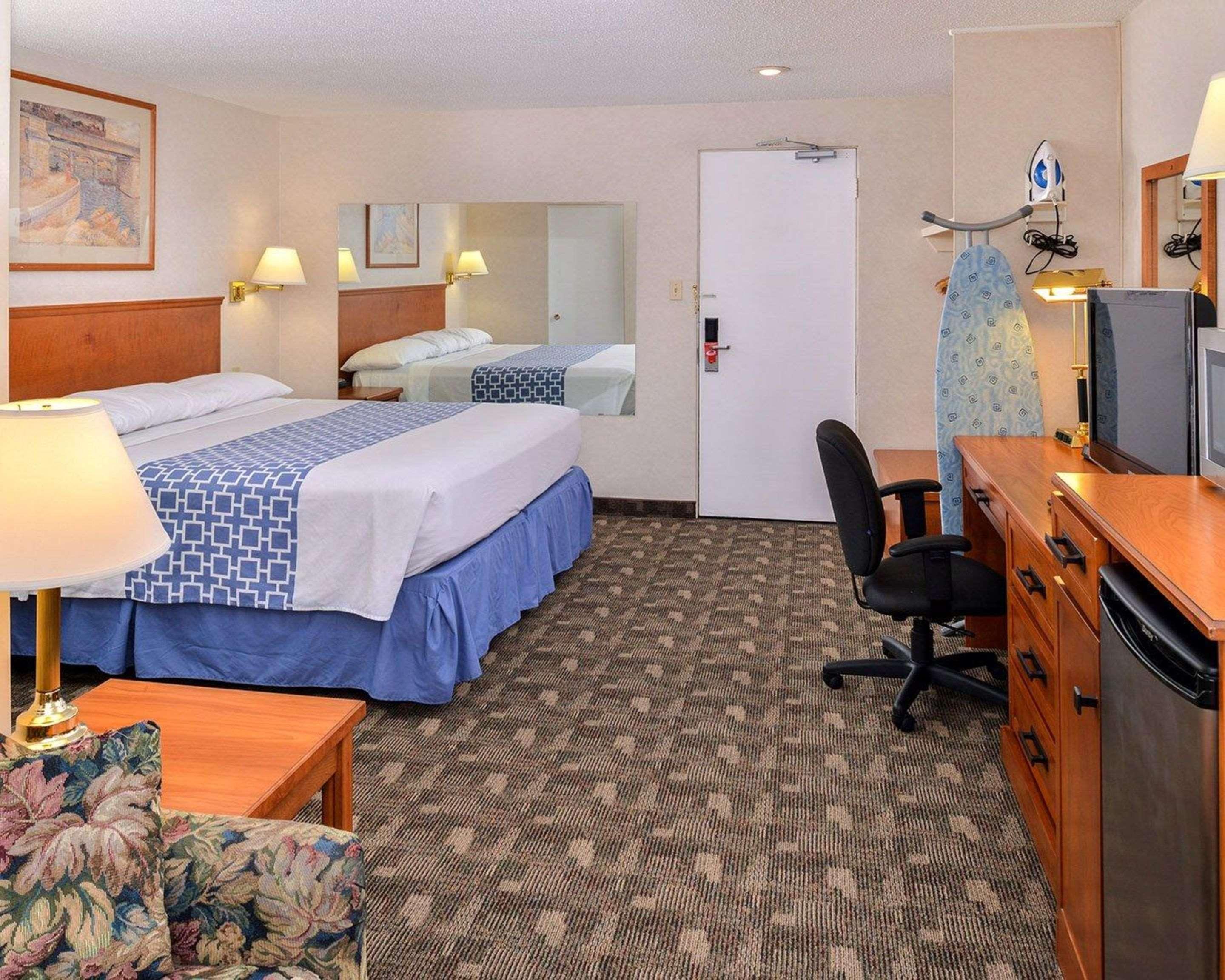 Econo Lodge Motel Village YYC Exteriör bild