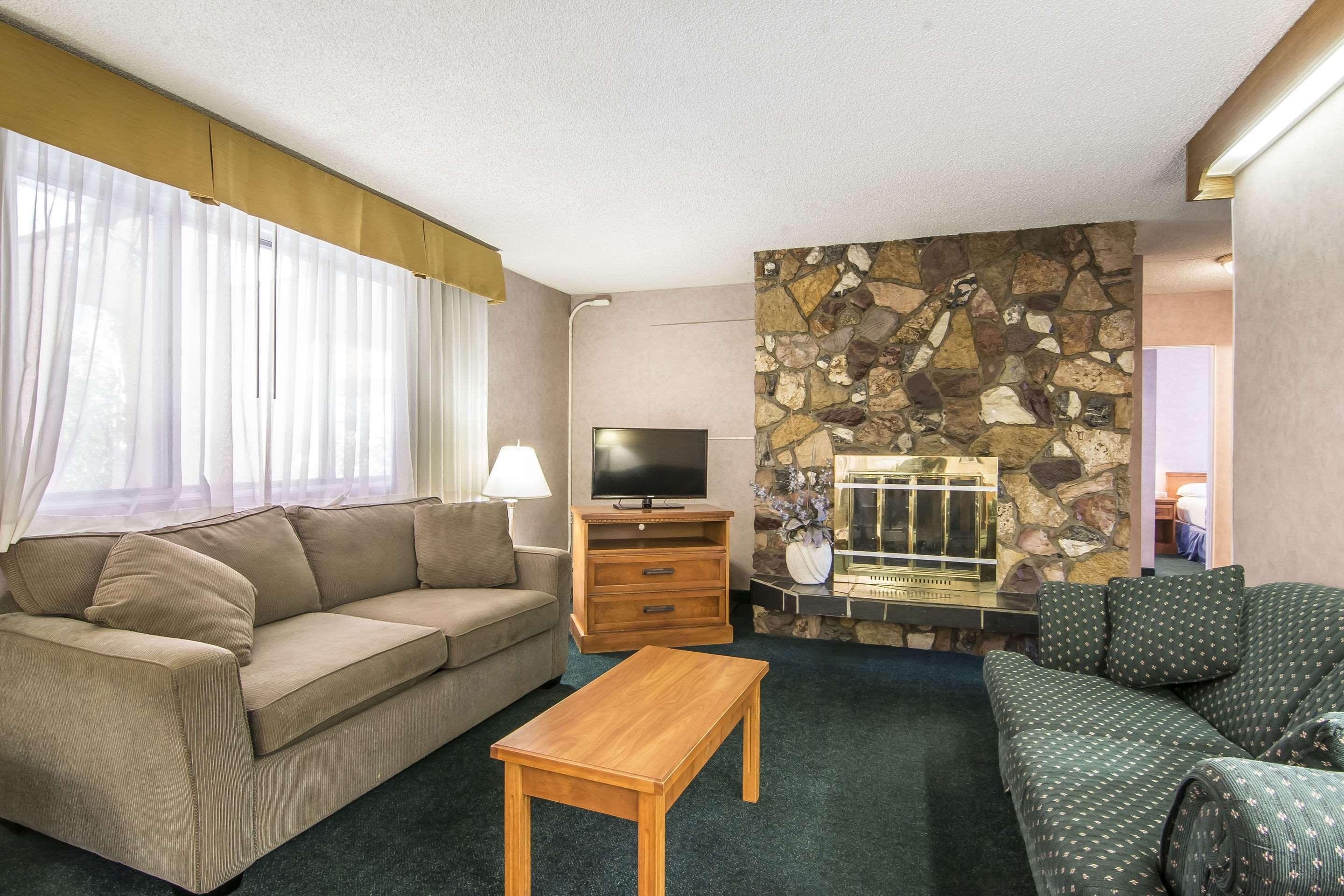 Econo Lodge Motel Village YYC Exteriör bild
