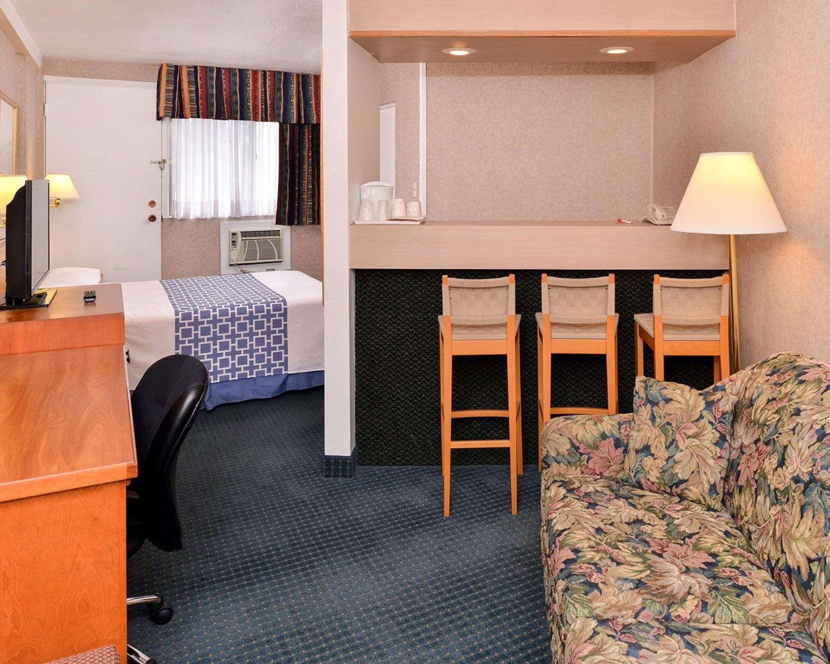 Econo Lodge Motel Village YYC Exteriör bild