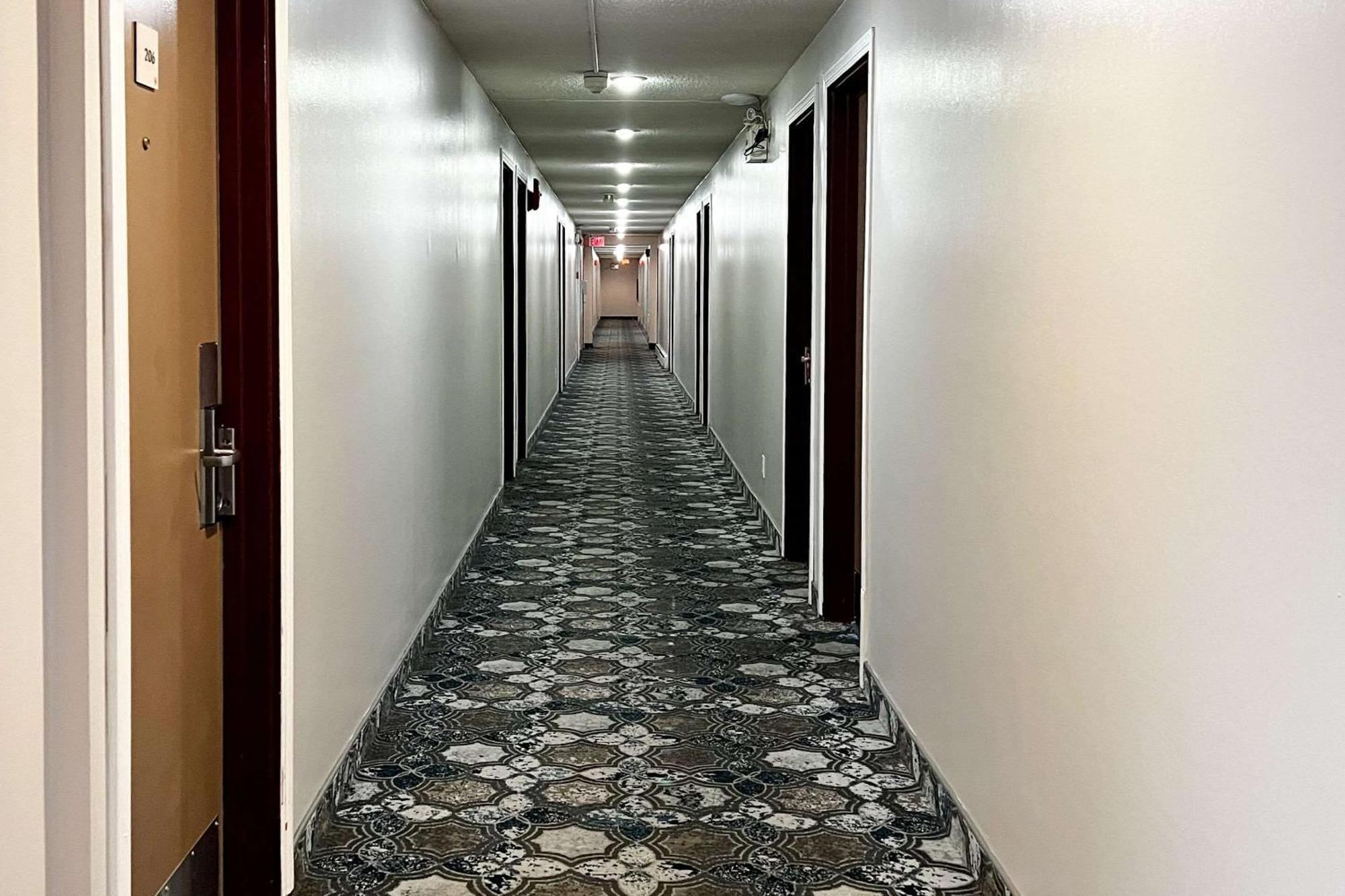 Econo Lodge Motel Village YYC Exteriör bild