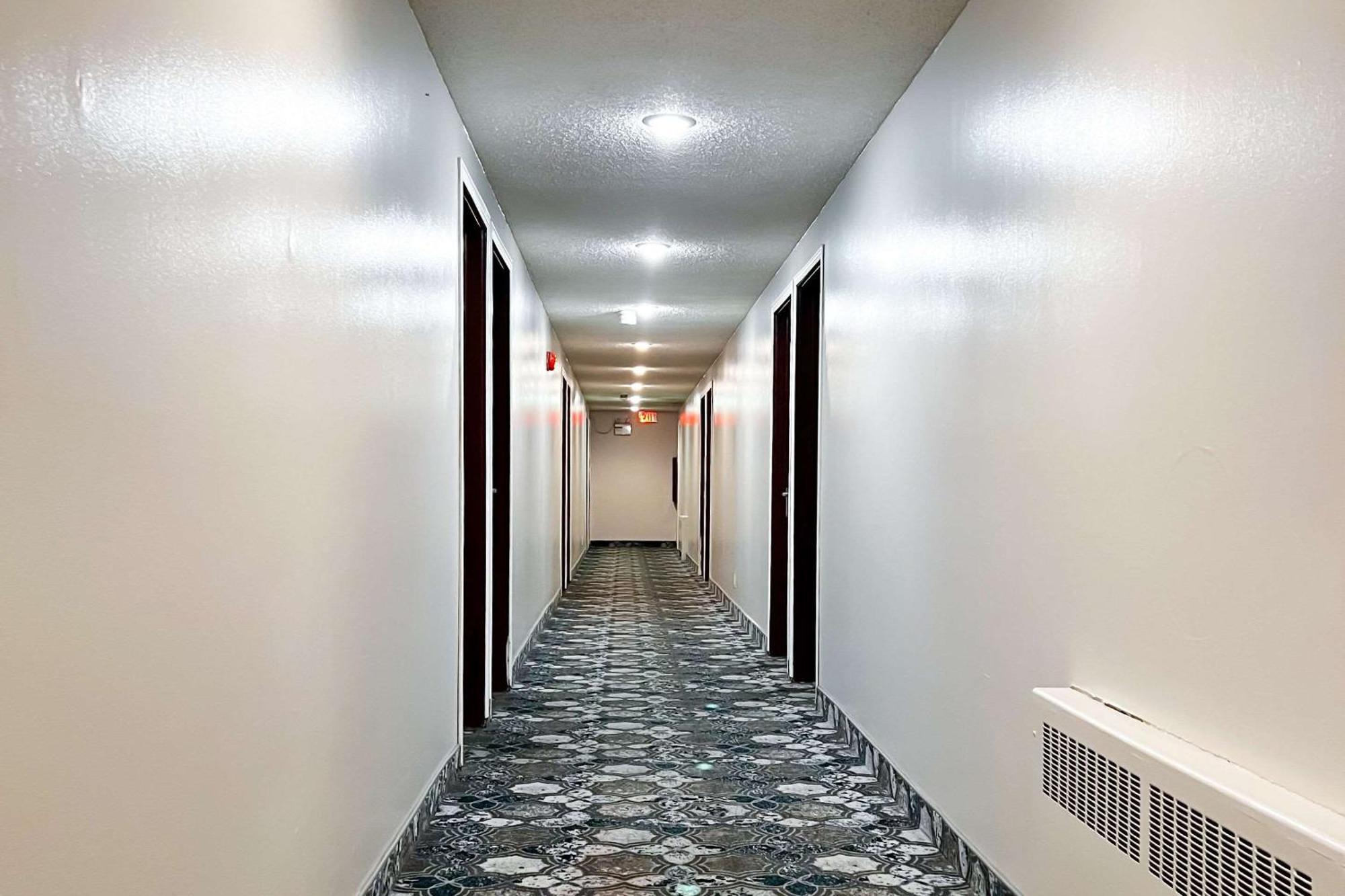 Econo Lodge Motel Village YYC Exteriör bild