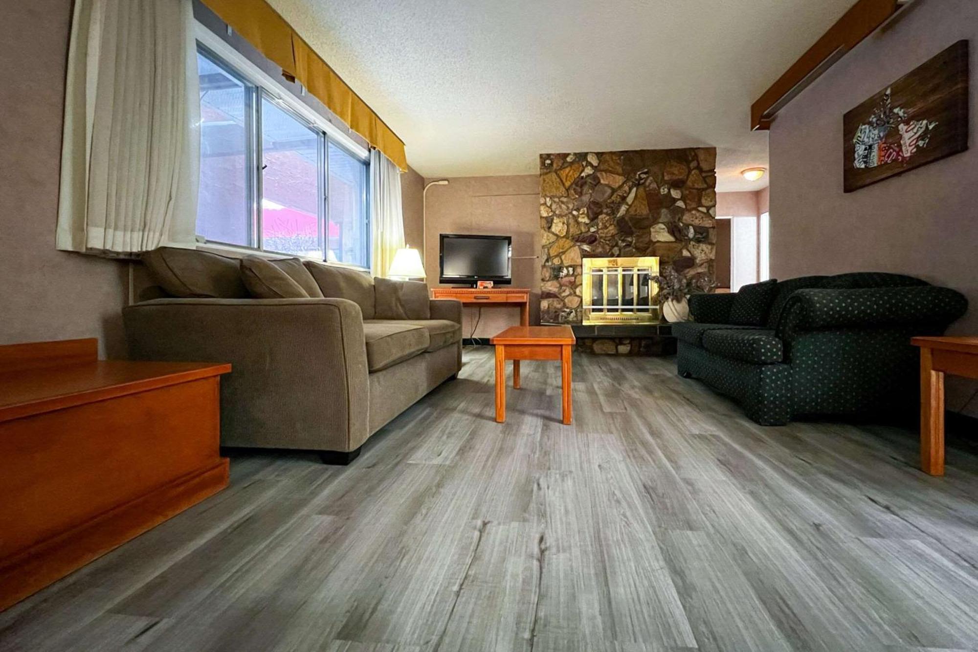 Econo Lodge Motel Village YYC Exteriör bild