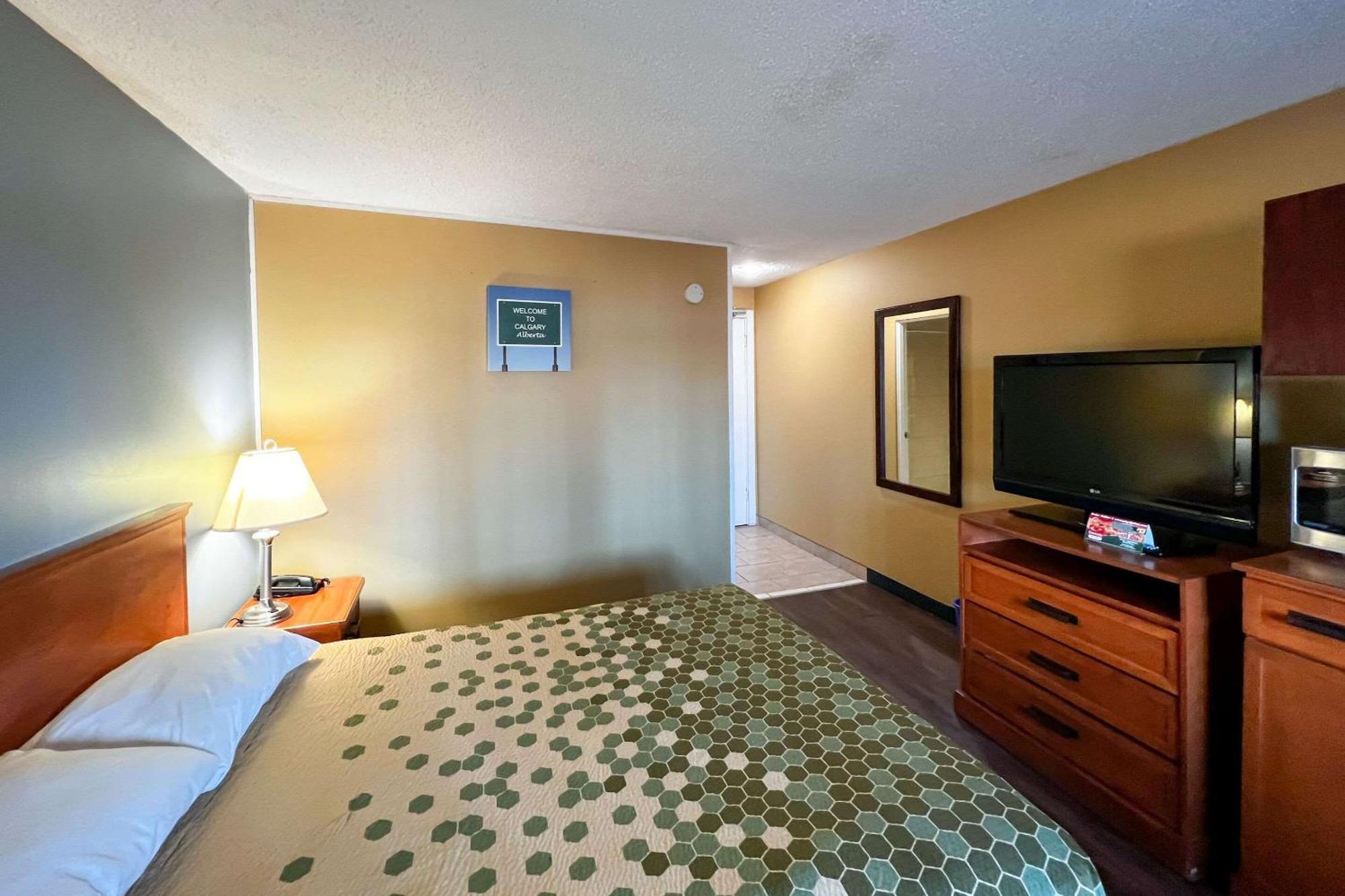 Econo Lodge Motel Village YYC Exteriör bild