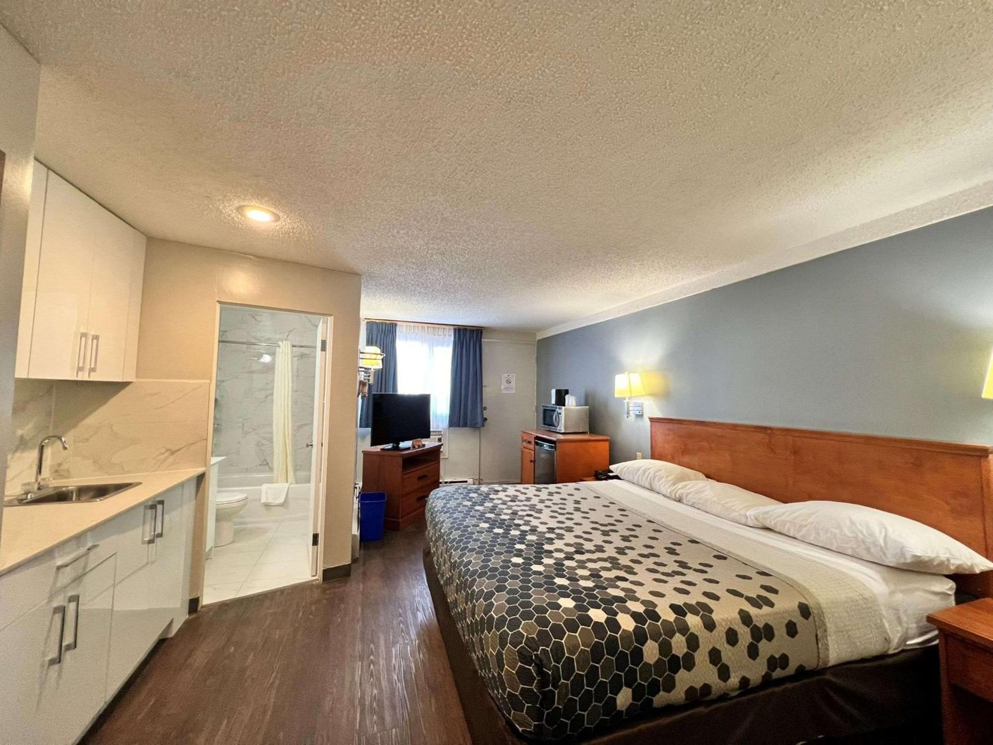 Econo Lodge Motel Village YYC Exteriör bild