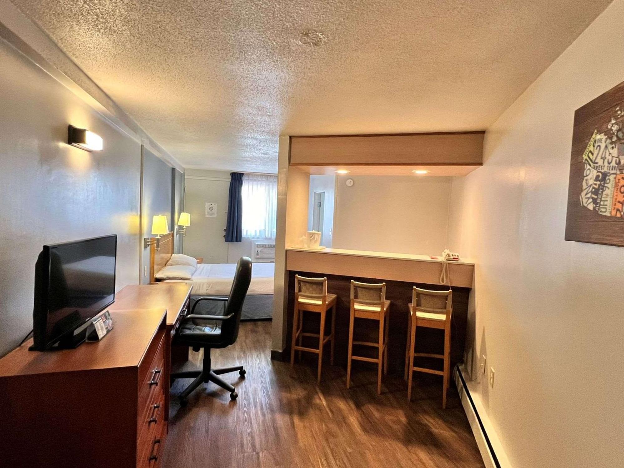 Econo Lodge Motel Village YYC Exteriör bild
