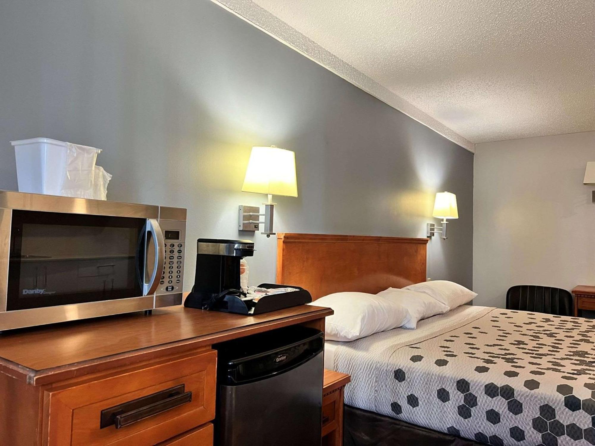Econo Lodge Motel Village YYC Exteriör bild
