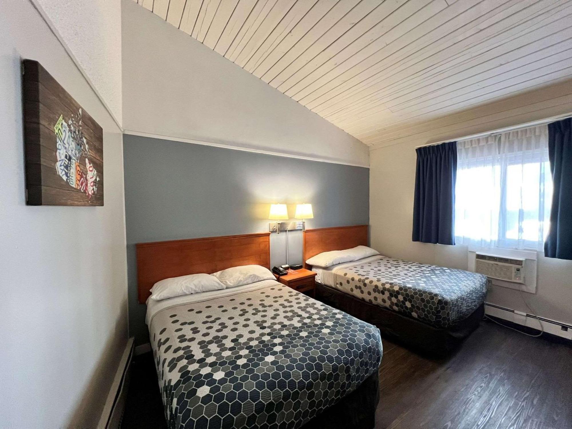 Econo Lodge Motel Village YYC Exteriör bild