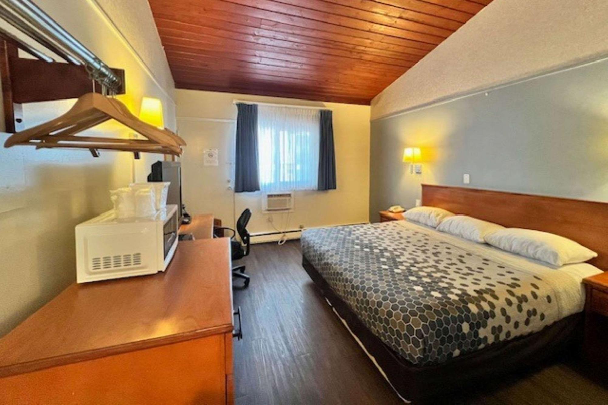 Econo Lodge Motel Village YYC Exteriör bild