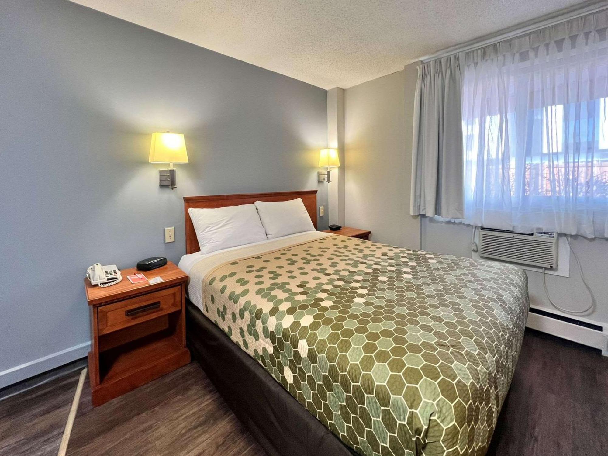 Econo Lodge Motel Village YYC Exteriör bild