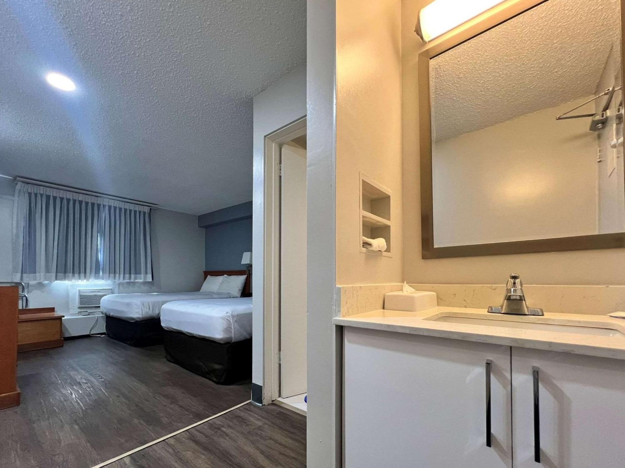 Econo Lodge Motel Village YYC Exteriör bild