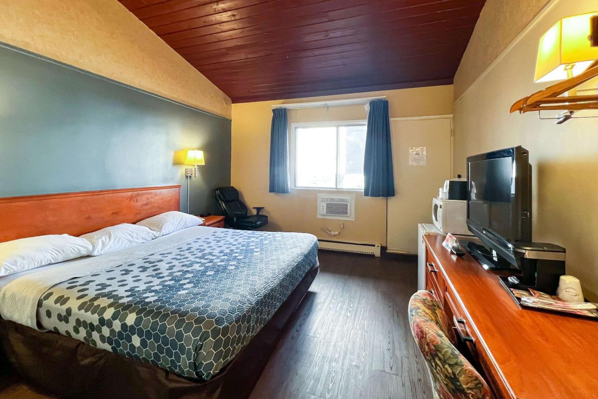 Econo Lodge Motel Village YYC Exteriör bild