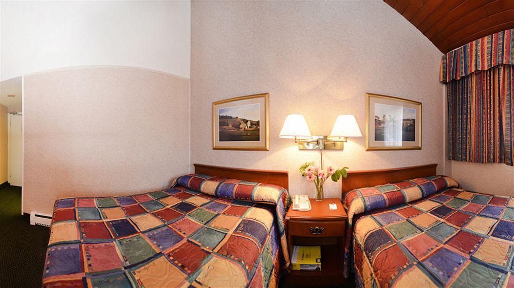 Econo Lodge Motel Village YYC Exteriör bild